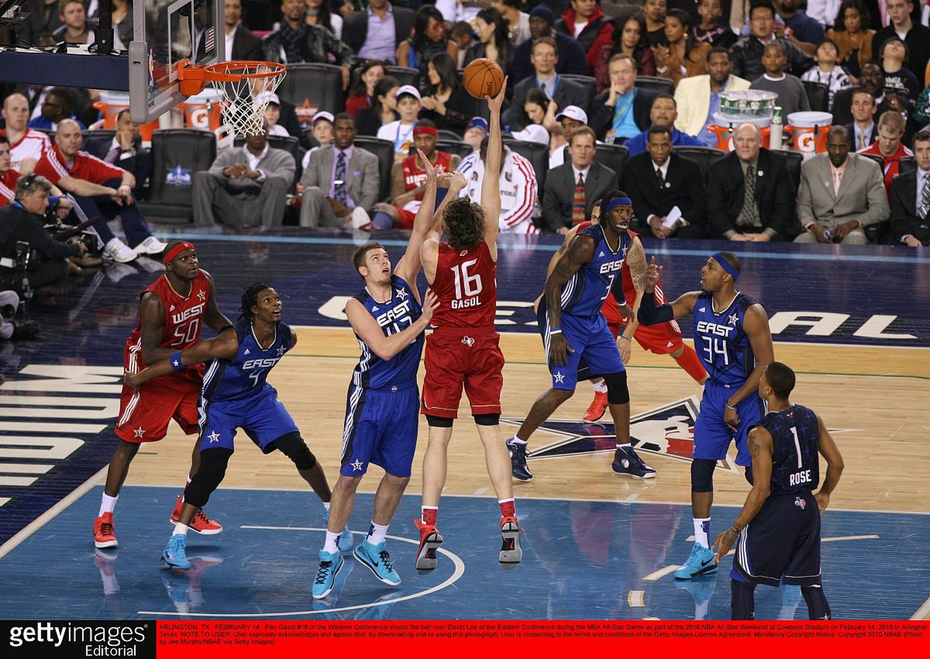 关于场面火爆！篮球观众席沸腾不已的信息