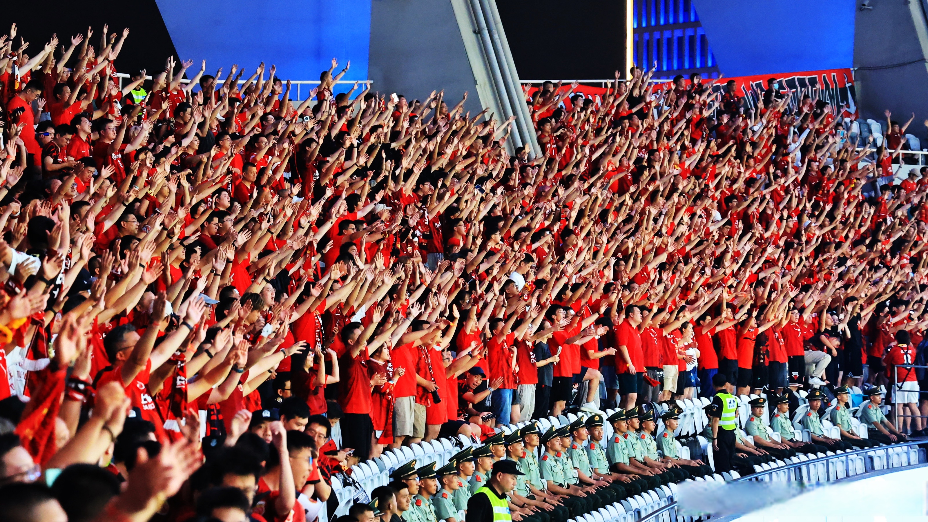 观众席上球迷启动啦啦队助威，场面火爆